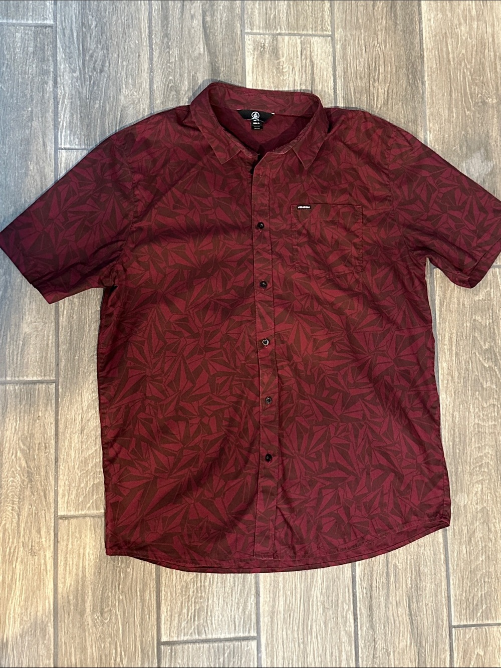 Volcom Men's Short Sleeve Button-Up Shirt - Maroon Leaf Print